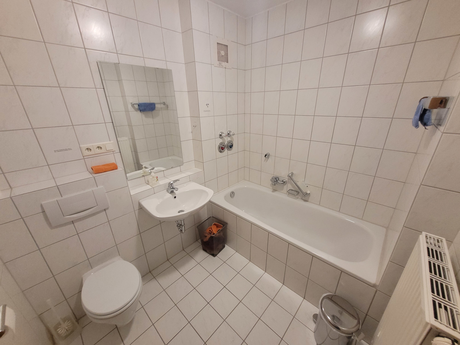 Bad mit WC, Waschbecken und Wanne